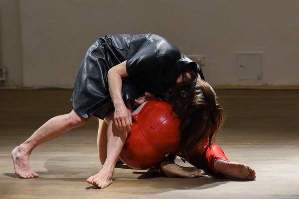 Kunsthalle Exnergasse: PASCAL - Performance Veza María Fernández & Christina Lederhaas  - im Rahmen der Ausstellung "love and other rhythms"  (30.6.2021) https://esel.at/termin/109777 | Foto: eSeL.at - Joanna Pianka