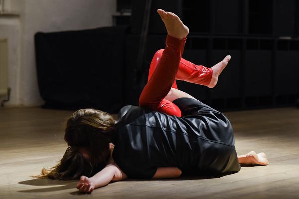 Kunsthalle Exnergasse: PASCAL - Performance Veza María Fernández & Christina Lederhaas  - im Rahmen der Ausstellung "love and other rhythms"  (30.6.2021) https://esel.at/termin/109777 | Foto: eSeL.at - Joanna Pianka