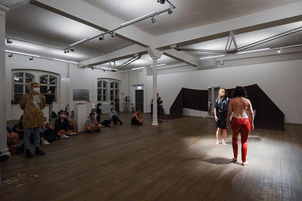 Kunsthalle Exnergasse: PASCAL - Performance Veza María Fernández & Christina Lederhaas  - im Rahmen der Ausstellung "love and other rhythms"  (30.6.2021) https://esel.at/termin/109777 | Foto: eSeL.at - Joanna Pianka