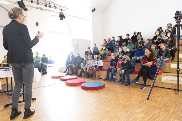Zoom Kindermuseum: Wiener Kindervorlesung: Ulrike Ruprecht "Forschen zwischen Pinguinen und Gletschern" (3.4.2022) Foto: eSeL.at - Lorenz Seidler Foto: eSeL Lorenz Seidler