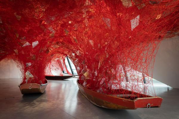 Landesgalerie Niederösterreich: Chiharu Shiota "Across the River" (11.6.2022 - 15.1.2023) Foto: eSeL.at - Lorenz Seidler Foto: eSeL Lorenz Seidler