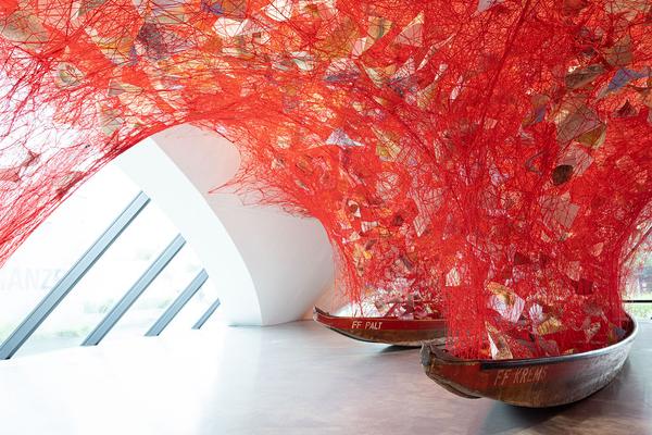 Landesgalerie Niederösterreich: Chiharu Shiota "Across the River" (11.6.2022 - 15.1.2023) Foto: eSeL.at - Lorenz Seidler Foto: eSeL Lorenz Seidler