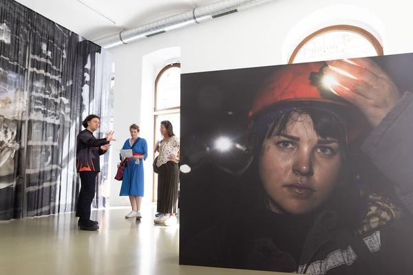 Galerie Crone Wien: "2022" curated by Eva Kraus & Volo Bevza (9.9. - 18.10.2022) Foto: eSeL.at - Lorenz Seidler Foto: eSeL Lorenz Seidler