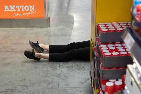 eSeL BEZIRKSKUNST: Collective Exhibition for a Single Body (Lidl Supermarkt / ehem. Generali Foundation, 2019) Foto: eSeL Foto: eSeL.at - Lorenz Seidler