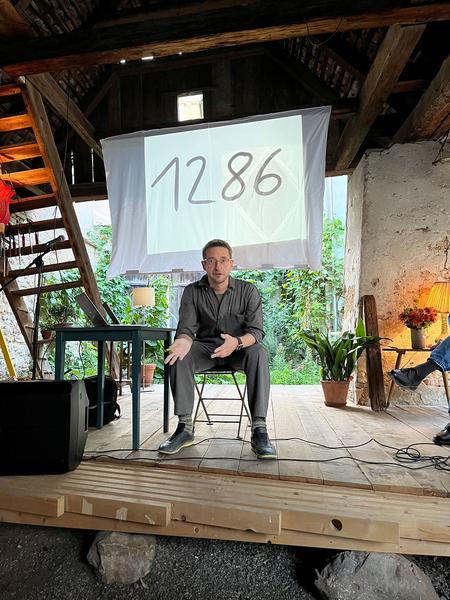 eSeL: Kunstloch im Ortskern (Haus Lebt, Hartberg, 23.9.2022) Foto: Heidrun Primas