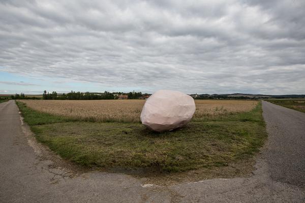 Franz West "Warum ist etwas und nicht nichts?", 1997 (Feld bei Stronsdorf, NÖ) | http://esel.cc/franzwest_stronsdorf | Foto: http://eSeL.at Foto: esel@esel.at