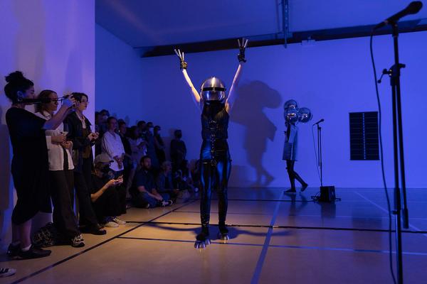 Kunstraum Niederösterreich: H13 2022 - "Metal Heads" von Elisabeth Kihlström und Alexander Martinz (1.9.2022) Foto: eSeL.at - Lorenz Seidler Foto: eSeL Lorenz Seidler