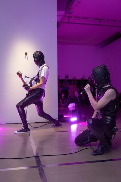 Kunstraum Niederösterreich: H13 2022 - "Metal Heads" von Elisabeth Kihlström und Alexander Martinz (1.9.2022) Foto: eSeL.at - Lorenz Seidler Foto: eSeL Lorenz Seidler