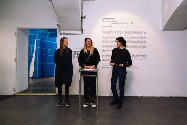 Das weisse Haus: „BOYNCIANA“ Johanna Bruckner & „The Backyard On the Seventh Floor“ Corinna Helenelund (22.09. - 13.11.2022) Foto: eSeL.at - Anastasiia Yakovenko Foto: esel@esel.at