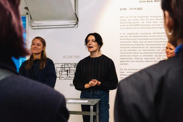 Das weisse Haus: „BOYNCIANA“ Johanna Bruckner & „The Backyard On the Seventh Floor“ Corinna Helenelund (22.09. - 13.11.2022) Foto: eSeL.at - Anastasiia Yakovenko Foto: esel@esel.at