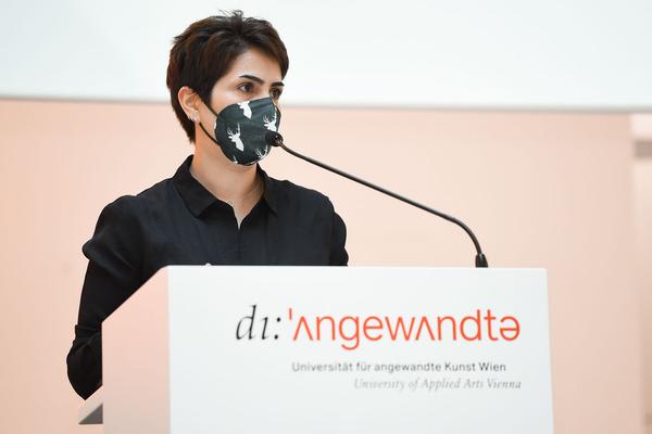 Die Angewandte / Universität für Angewandte Kunst: Vanessa Preger-McGillivray-Preis 2022: Sara Ghalandari (10.2.2022 - im Rahmen Sponsion Angewandte) Foto: eSeL.at  - Joanna Pianka Foto: Joanna Pianka - 300dpi.at