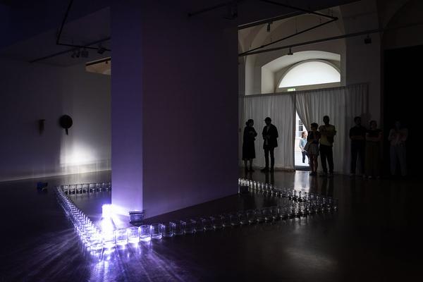 Kunstraum Niederösterreich: Rowdy SS "GLASS" Performance @ Liminal Space Records Exhibition (26.7.2022) Foto: eSeL.at - Lorenz Seidler Foto: eSeL Lorenz Seidler