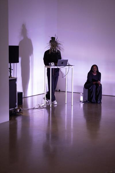 Kunstraum Niederösterreich: Rowdy SS "GLASS" Performance @ Liminal Space Records Exhibition (26.7.2022) Foto: eSeL.at - Lorenz Seidler Foto: eSeL Lorenz Seidler