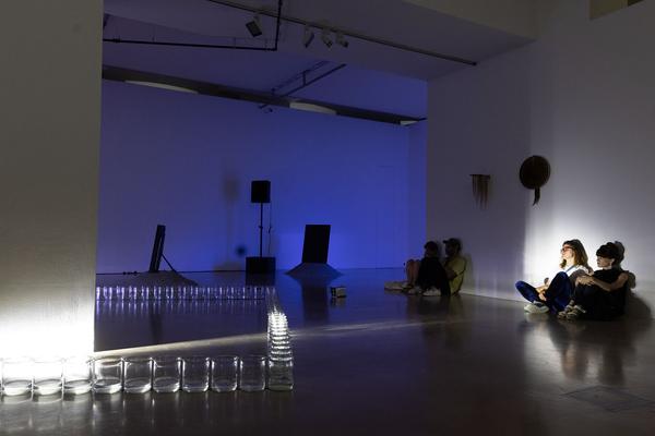 Kunstraum Niederösterreich: Rowdy SS "GLASS" Performance @ Liminal Space Records Exhibition (26.7.2022) Foto: eSeL.at - Lorenz Seidler Foto: eSeL Lorenz Seidler