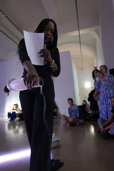Kunstraum Niederösterreich: Rowdy SS "GLASS" Performance @ Liminal Space Records Exhibition (26.7.2022) Foto: eSeL.at - Lorenz Seidler Foto: eSeL Lorenz Seidler