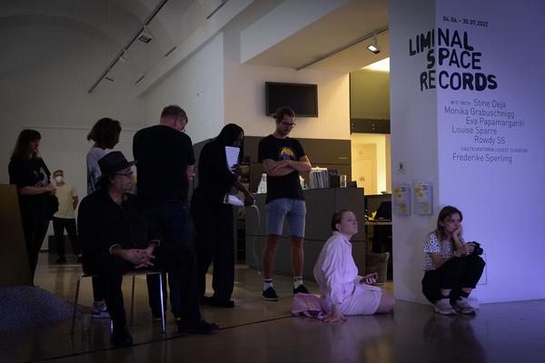 Kunstraum Niederösterreich: Rowdy SS "GLASS" Performance @ Liminal Space Records Exhibition (26.7.2022) Foto: eSeL.at - Lorenz Seidler Foto: eSeL Lorenz Seidler