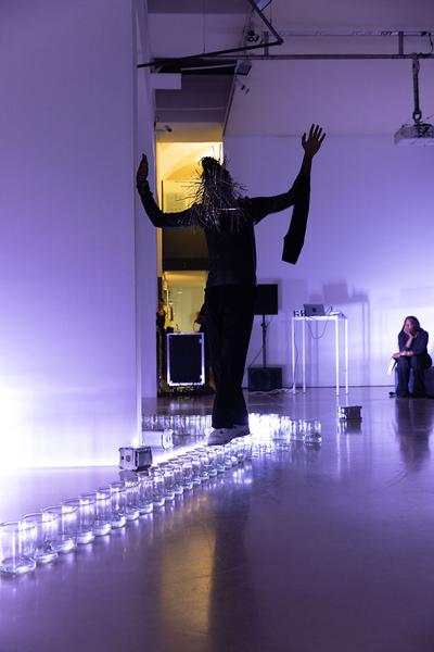 Kunstraum Niederösterreich: Rowdy SS "GLASS" Performance @ Liminal Space Records Exhibition (26.7.2022) Foto: eSeL.at - Lorenz Seidler Foto: eSeL Lorenz Seidler