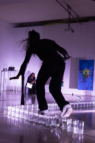 Kunstraum Niederösterreich: Rowdy SS "GLASS" Performance @ Liminal Space Records Exhibition (26.7.2022) Foto: eSeL.at - Lorenz Seidler Foto: eSeL Lorenz Seidler