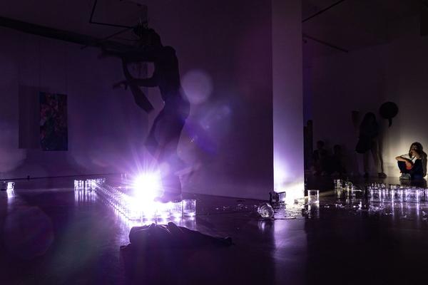Kunstraum Niederösterreich: Rowdy SS "GLASS" Performance @ Liminal Space Records Exhibition (26.7.2022) Foto: eSeL.at - Lorenz Seidler Foto: eSeL Lorenz Seidler