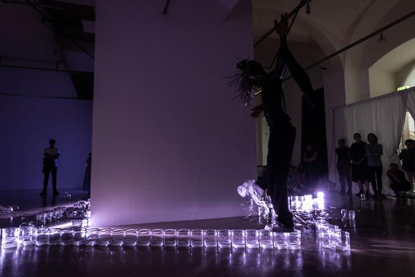 Kunstraum Niederösterreich: Rowdy SS "GLASS" Performance @ Liminal Space Records Exhibition (26.7.2022) Foto: eSeL.at - Lorenz Seidler Foto: eSeL Lorenz Seidler