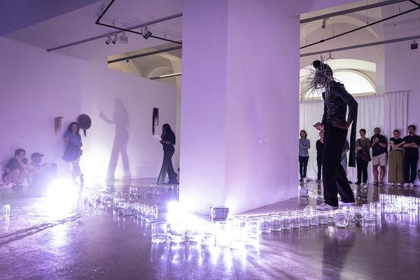 Kunstraum Niederösterreich: Rowdy SS "GLASS" Performance @ Liminal Space Records Exhibition (26.7.2022) Foto: eSeL.at - Lorenz Seidler Foto: eSeL Lorenz Seidler