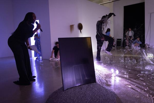 Kunstraum Niederösterreich: Rowdy SS "GLASS" Performance @ Liminal Space Records Exhibition (26.7.2022) Foto: eSeL.at - Lorenz Seidler Foto: eSeL Lorenz Seidler