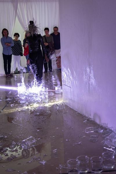Kunstraum Niederösterreich: Rowdy SS "GLASS" Performance @ Liminal Space Records Exhibition (26.7.2022) Foto: eSeL.at - Lorenz Seidler Foto: eSeL Lorenz Seidler