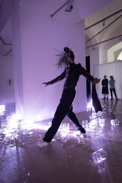 Kunstraum Niederösterreich: Rowdy SS "GLASS" Performance @ Liminal Space Records Exhibition (26.7.2022) Foto: eSeL.at - Lorenz Seidler Foto: eSeL Lorenz Seidler