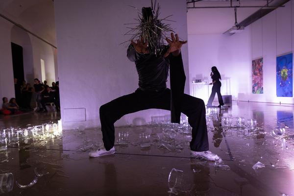 Kunstraum Niederösterreich: Rowdy SS "GLASS" Performance @ Liminal Space Records Exhibition (26.7.2022) Foto: eSeL.at - Lorenz Seidler Foto: eSeL Lorenz Seidler