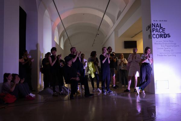 Kunstraum Niederösterreich: Rowdy SS "GLASS" Performance @ Liminal Space Records Exhibition (26.7.2022) Foto: eSeL.at - Lorenz Seidler Foto: eSeL Lorenz Seidler