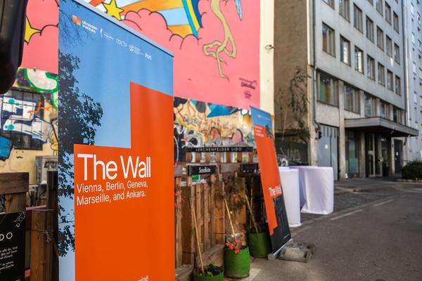 The Wall – Murals Across Europe and the Middle East (Würstelstand Pfeilgasse, 02.11.2022) Foto: eSeL.at - Anastasiia Yakovenko Foto: eSeL.at - Lorenz Seidler