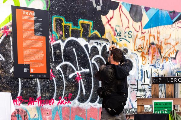 The Wall – Murals Across Europe and the Middle East (Würstelstand Pfeilgasse, 02.11.2022) Foto: eSeL.at - Anastasiia Yakovenko Foto: eSeL.at - Lorenz Seidler
