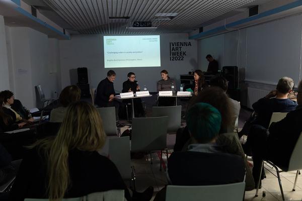 VIENNA ART WEEK Challenging Orders LINE-UP: “Challenging orders in society and politics” Natascha Strobl & Brigitte Buchhammer im Gespräch mit Robert Punkenhofer & Julia Hartmann (VIENNA ART WEEK) (25.11.2022) Foto: eSeL.at - Lorenz Seidler Foto: eSeL Lorenz Seidler
