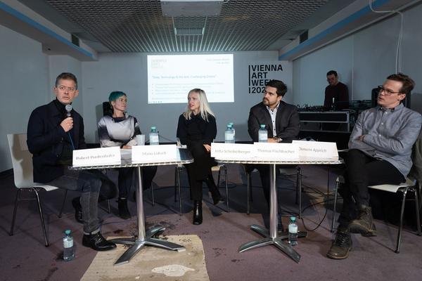 VIENNA ART WEEK Challenging Orders LINE-UP: “Data, Technology & the Arts: Challenging Orders” Clemens Apprich, Thomas Fischbacher (Discover Culture), Manu Luksch, Jutta Scheibelberger im Gespräch mit Robert Punkenhofer (VIENNA ART WEEK)(25.11.2022) Foto: eSeL.at - Lorenz Seidler Foto: eSeL Lorenz Seidler