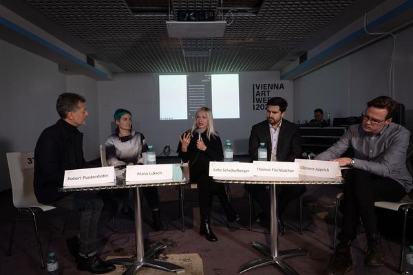 VIENNA ART WEEK Challenging Orders LINE-UP: “Data, Technology & the Arts: Challenging Orders” Clemens Apprich, Thomas Fischbacher (Discover Culture), Manu Luksch, Jutta Scheibelberger im Gespräch mit Robert Punkenhofer (VIENNA ART WEEK)(25.11.2022) Foto: eSeL.at - Lorenz Seidler Foto: eSeL Lorenz Seidler