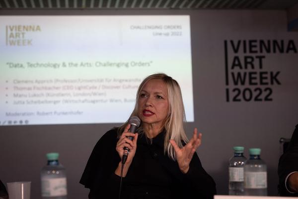 VIENNA ART WEEK Challenging Orders LINE-UP: “Data, Technology & the Arts: Challenging Orders” Clemens Apprich, Thomas Fischbacher (Discover Culture), Manu Luksch, Jutta Scheibelberger im Gespräch mit Robert Punkenhofer (VIENNA ART WEEK)(25.11.2022) Foto: eSeL.at - Lorenz Seidler Foto: eSeL Lorenz Seidler