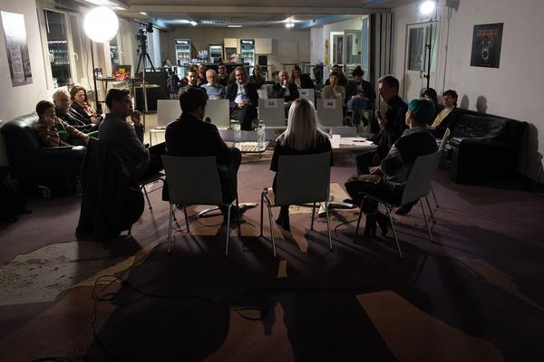 VIENNA ART WEEK Challenging Orders LINE-UP: “Data, Technology & the Arts: Challenging Orders” Clemens Apprich, Thomas Fischbacher (Discover Culture), Manu Luksch, Jutta Scheibelberger im Gespräch mit Robert Punkenhofer (VIENNA ART WEEK)(25.11.2022) Foto: eSeL.at - Lorenz Seidler Foto: eSeL Lorenz Seidler