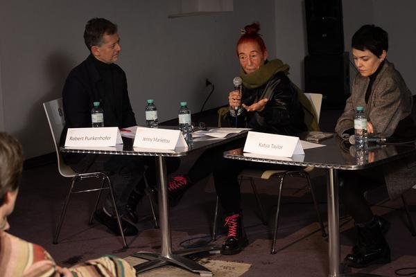 VIENNA ART WEEK Challenging Orders LINE-UP: “Challenging orders: The role and responsibility of art in times of crisis” Jenny Marketou & Katya Taylor im Gespräch mit Robert Punkenhofer ( VIENNA ART WEEK)  (25.11.2022) Foto: eSeL.at - Lorenz Seidler Foto: eSeL Lorenz Seidler