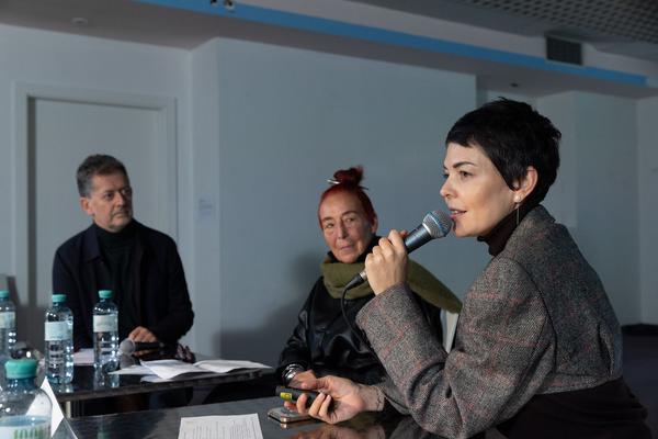 VIENNA ART WEEK Challenging Orders LINE-UP: “Challenging orders: The role and responsibility of art in times of crisis” Jenny Marketou & Katya Taylor im Gespräch mit Robert Punkenhofer ( VIENNA ART WEEK)  (25.11.2022) Foto: eSeL.at - Lorenz Seidler Foto: eSeL Lorenz Seidler