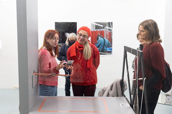 VIENNA ART WEEK / Kunstraum SUPER: Veronika Burger - Workshop: Red Pinks! (23.11.2022) Foto: eSeL.at - Lorenz Seidler Foto: eSeL Lorenz Seidler