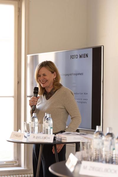 FOTO WIEN 2022: Symposium „Wie hältst Du’s mit dem Material? Vom Umgang mit Fotografie(n)" (18.3.2022) Foto: eSeL.at - Lorenz Seidler Foto: eSeL Lorenz Seidler