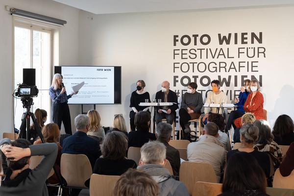 FOTO WIEN 2022: Symposium „Wie hältst Du’s mit dem Material? Vom Umgang mit Fotografie(n)" (18.3.2022) Foto: eSeL.at - Lorenz Seidler Foto: eSeL Lorenz Seidler
