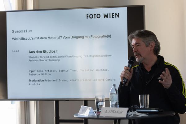 FOTO WIEN 2022: Symposium „Wie hältst Du’s mit dem Material? Vom Umgang mit Fotografie(n)" (19.3.2022) Foto: eSeL.at - Lorenz Seidler Foto: eSeL Lorenz Seidler