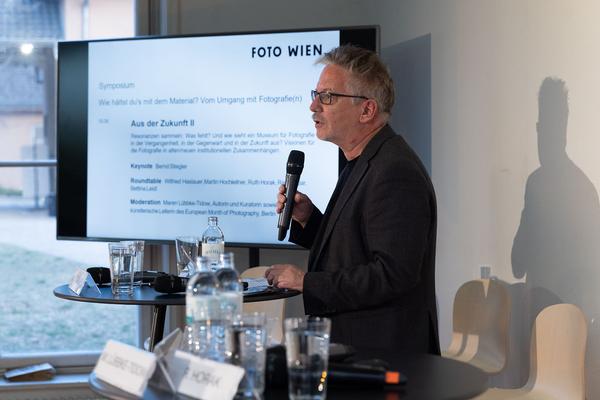 FOTO WIEN 2022: Symposium „Wie hältst Du’s mit dem Material? Vom Umgang mit Fotografie(n)" (19.3.2022) Foto: eSeL.at - Lorenz Seidler Foto: eSeL Lorenz Seidler