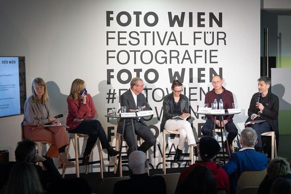 FOTO WIEN 2022: Symposium „Wie hältst Du’s mit dem Material? Vom Umgang mit Fotografie(n)" (19.3.2022) Foto: eSeL.at - Lorenz Seidler Foto: eSeL Lorenz Seidler