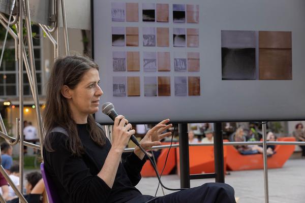 MuseumsQuartier Wien: Judith Fegerl Artist Talk (MQ Innenhof, 31.5.2023) Foto: eSeL.at - Lorenz Seidler Foto: eSeL Lorenz Seidler