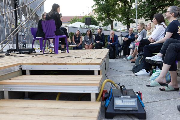 MuseumsQuartier Wien: Judith Fegerl Artist Talk (MQ Innenhof, 31.5.2023) Foto: eSeL.at - Lorenz Seidler Foto: eSeL Lorenz Seidler