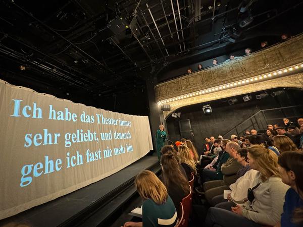 Schauspiel^haus: Bühnenbeschimpfung (Liebe ich es nicht mehr oder liebe ich es zu sehr?) (3.11.20223) Foto: eSeL.at - Lorenz Seidler Foto: eSeL.at - Lorenz Seidler