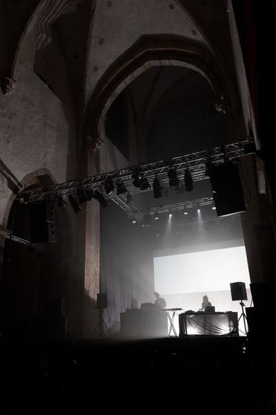 donaufestival 2023: Rojin Sharafi & Épong (Minoritenkirche, 28.4.2023) Foto: eSeL.at - Lorenz Seidler Foto: eSeL Lorenz Seidler