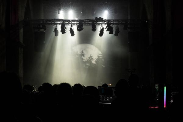 donaufestival 2023: Rojin Sharafi & Épong (Minoritenkirche, 28.4.2023) Foto: eSeL.at - Lorenz Seidler Foto: eSeL Lorenz Seidler